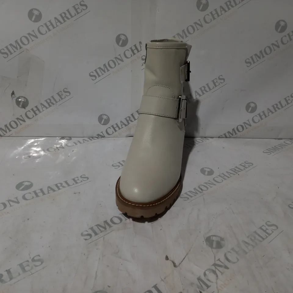 BOXED PAIR OF MODA IN PELLE CORNELIA BIKER BOOTS IN CREAM UK SIZE 6 