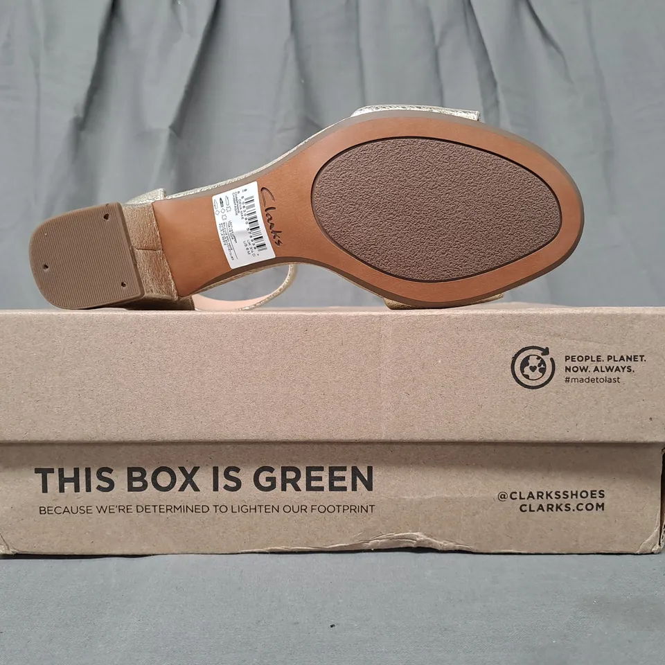 BOXED PAIR OF CLARKS DEVA MAE OPEN TOE BLOCK HEEL SANDALS IN METALLIC CHAMPAGNE UK SIZE 3.5