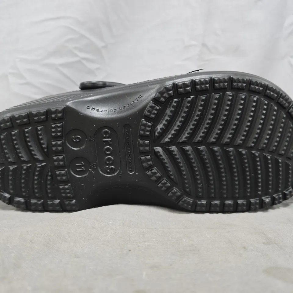 UNBOXED PAIR OF CROCS CLASSIC CLOGS IN BLACK SIZE UK M8/W9