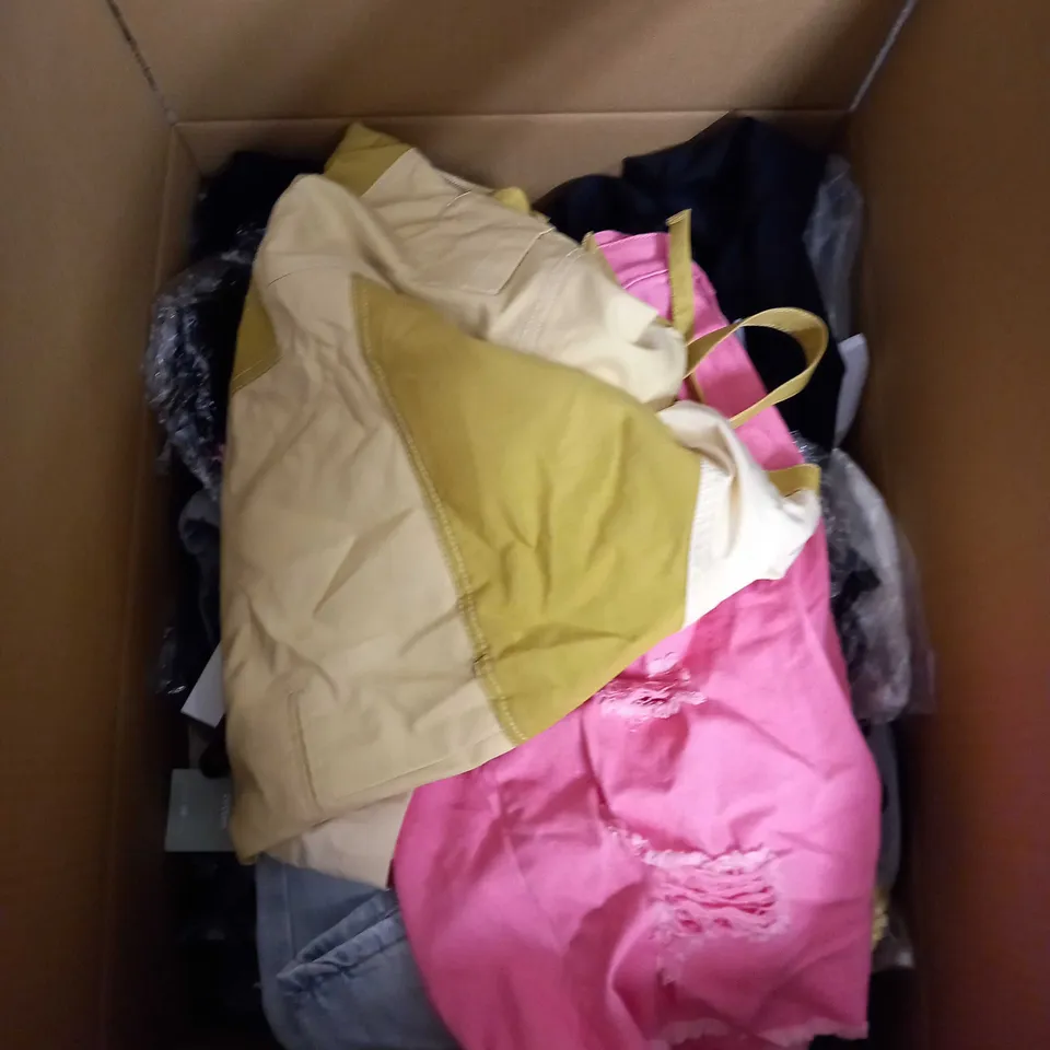 BOX OF APPROX 35 ASSORTED CLOTHING ITEMS TO INCLUDE - DRESSES, T-SHIRTS AND TROUSERS