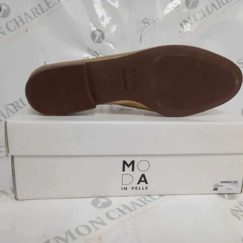 BOXED PAIR OF MODA IN PELLE ADELYN GOLD LEATHER UNLINED FLAT LOAFER IN SIZE 40