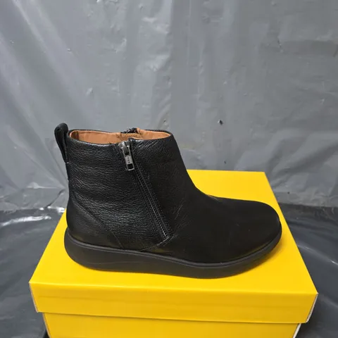 BOXED PAIR OF STRIVE LEATHER BAMFORD ANKLE BOOTS - UK SIZE 7
