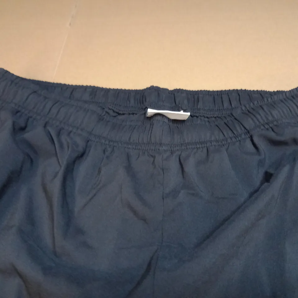 GYMSHARK SPORTY SHORTS IN BLACK - MEDIUM