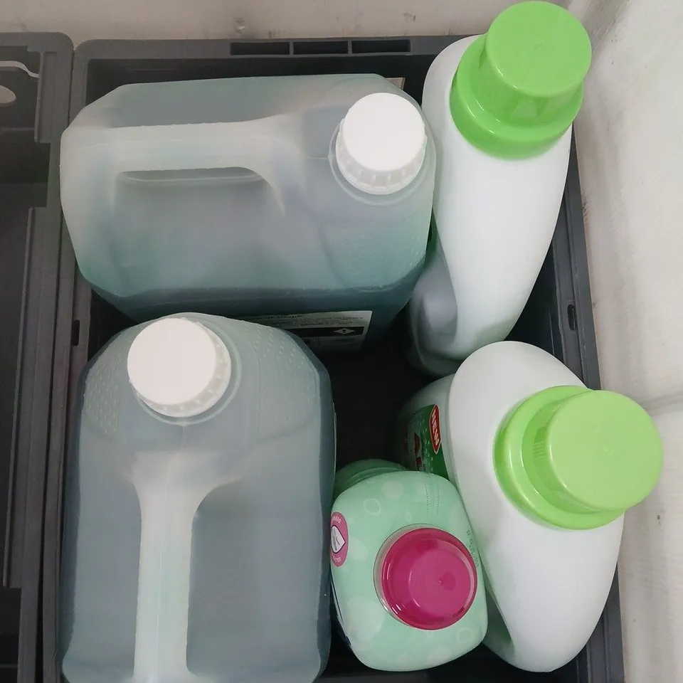 APPROXIMATELY 5 ASSORTED LARGE LIQUIDS TO INCLUDE WASHING UP LIQUID, ASEVI COLONIA FABRIC CONDITIONER, BIOLOGICAL ALOR LAUNDRY LIQUID - COLLECTION ONLY