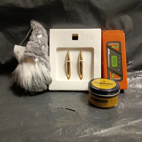 APPROXIMATELY 10 ASSORTED HOUSEHOLD ITEMS TO INCLUDE BOOT & SHOE CREAM POLISH, GONK, ETC