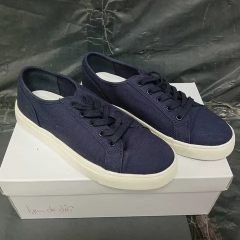 BOXED PAIR OF BEN DE LISI CANVAS SHOES - UK SIZE 6