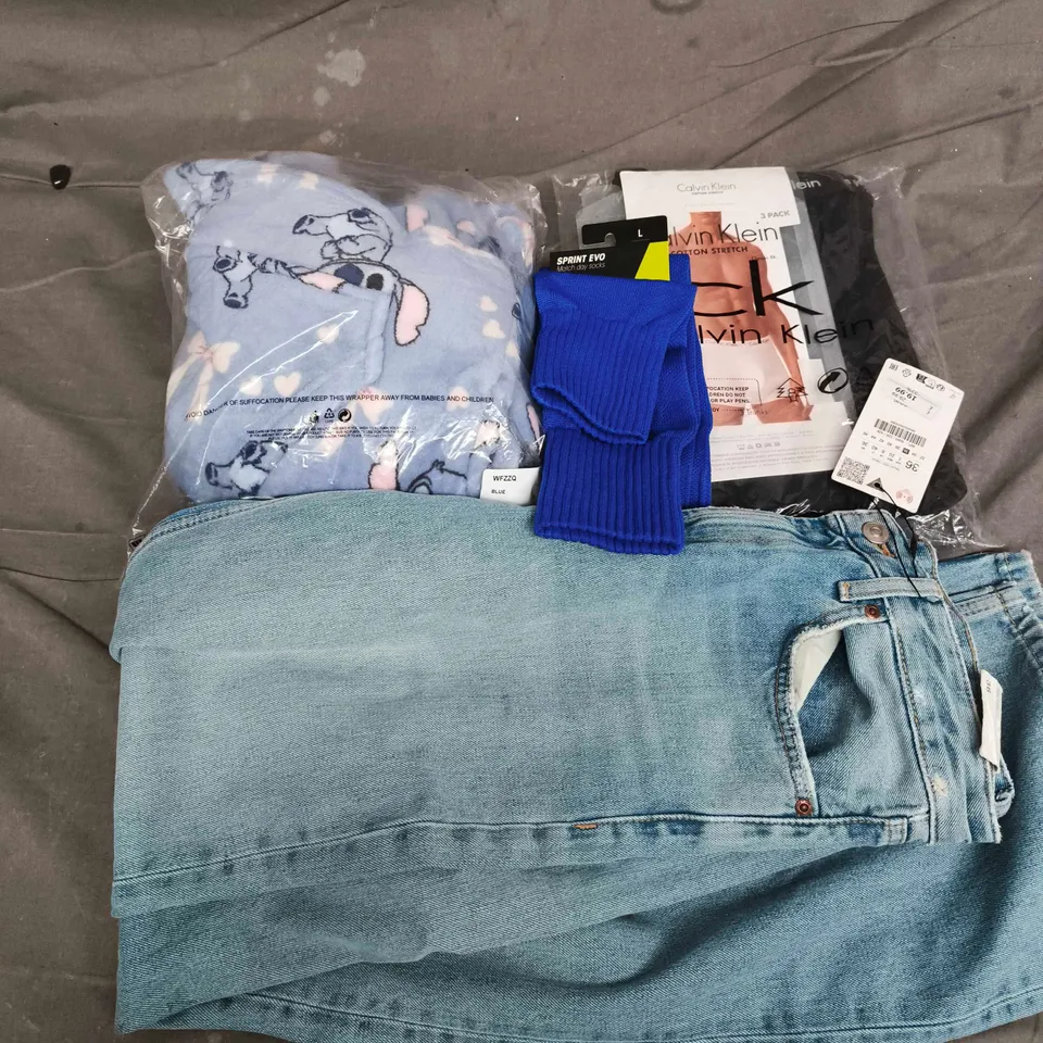 APPROXIMATELY 25 ASSORTED CLOTHING ITEMS IN VARIOUS SIZES, STYLES & COLOURS TO INCLUDE BRANDS SUCH AS ZARA, CALVIN KLEIN, MACRON, ETC - COLLECTION ONLY