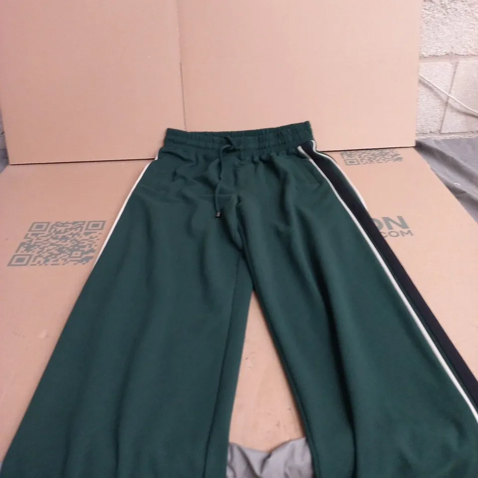 BOX OF APPROXIMATELY 20 ASSORTED CLOTHING TO INCLUDE: GEORGE TRACK PANTS 