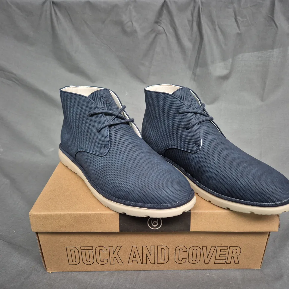 BOXED PAIR OF DUCK AND COVER NAVY OAKWOOD BOOTS - UK SIZE 8