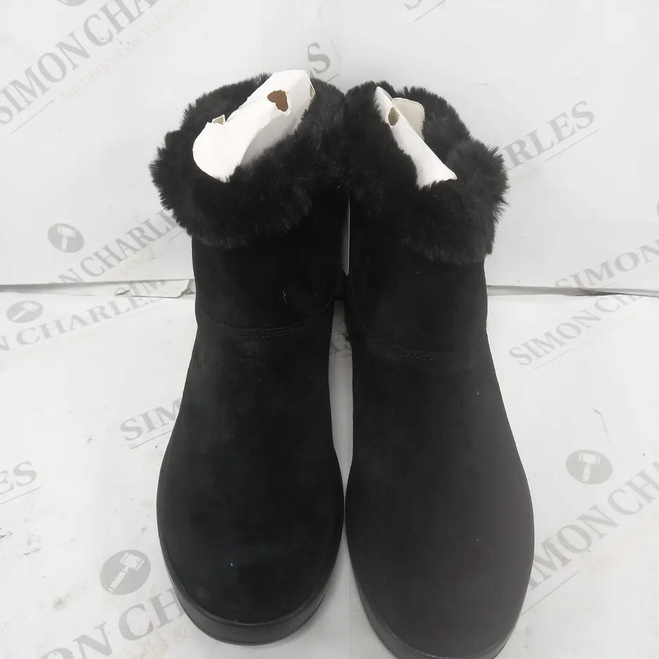 SKETCHERS ARCHFIT BLACK BOOTS 