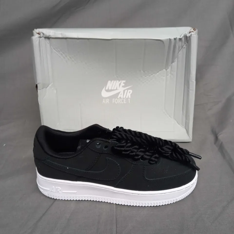 BOXED PAIR OF NIKE AIR FORCE 1 WHITE/BLANC UK 6