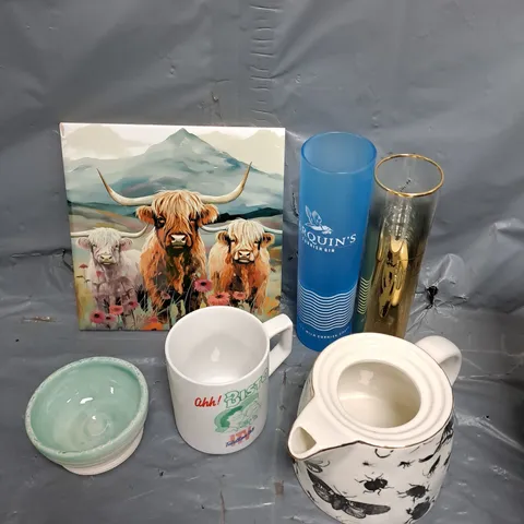 APPROXIMATELY 6 ASSORTED HOUSEHOLD PRODUCTS TO INCLUDE MUGS, TILE, GLASSES ETC 