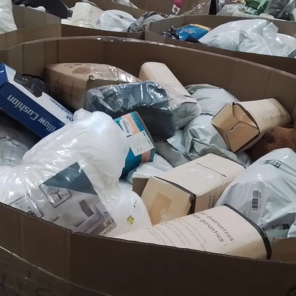 PALLET CONTAINING A LARGE QUANTITY OF PILLOWS 