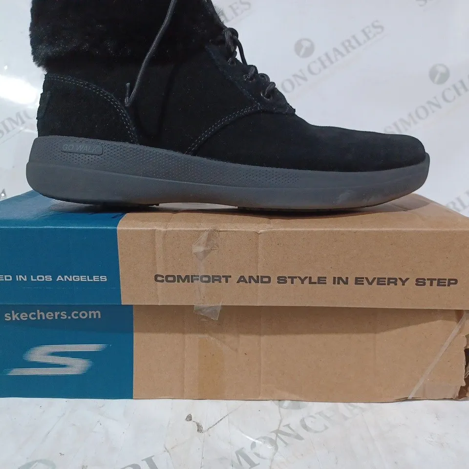 BOXED PAIR OF SKECHERS GO WALK SHOES IN BLACK SIZE 6.5