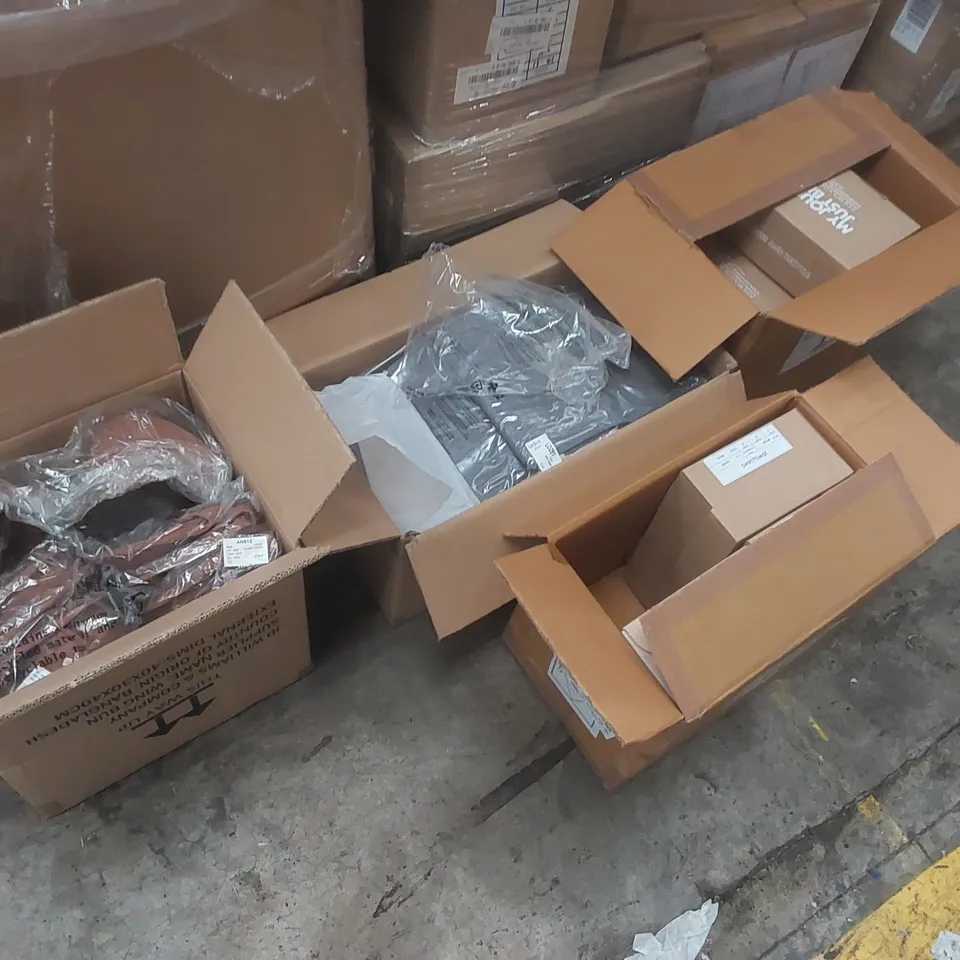 PALLET CONTAINING APPROXIMATELY 250x BRAND NEW ASSORTED DESIGNER CLOTHING ITEMS AND SHOES INCLUDING: JD WILLIAMS SANDALS, ANTHOLOGY SANDALS, JD WILLIAMS WIDE LEG TROUSERS, NUDETHREE BRAS ECT