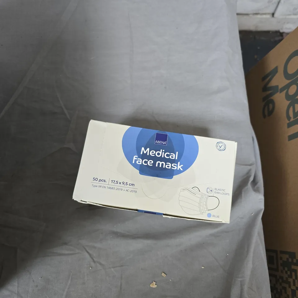 TOTE OF APPROXIMATELY 15 ASSORTED ITEMS TO INCLUDE: MEDICAL FACE MASKS