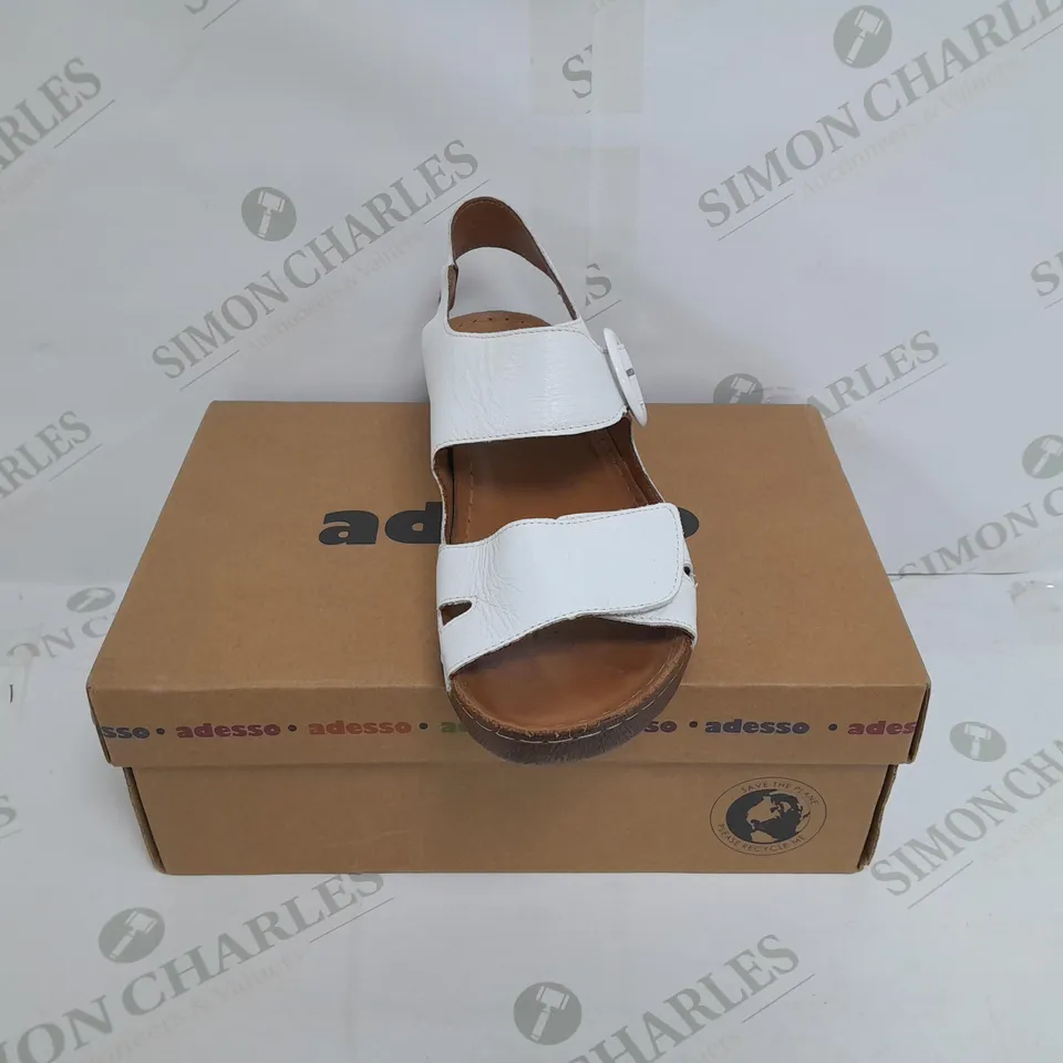 BOXED PAIR OF ADESSO LILY LEATHER BUCKLE SANDALS IN WHITE SIZE 6