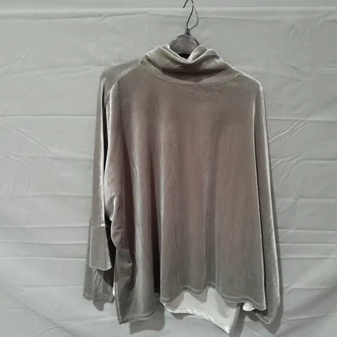 APPROXIMATELY 10 ASSORTED ITEMS OF WOMEN'S CLOTHING TO INCLUDE WYNNE LAYERS TOP SIZE M, WYNNE LAYERS SWEATER SIZE 3XL, D&CO TOP SIZE S