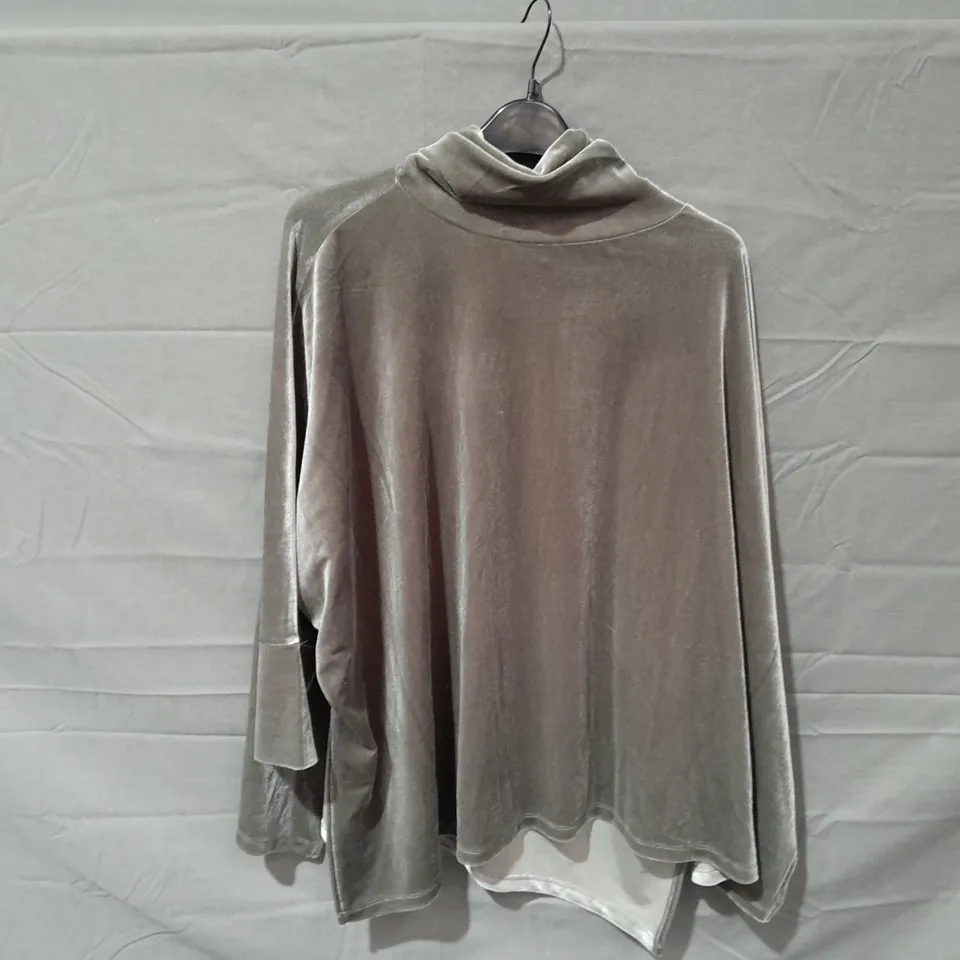 APPROXIMATELY 10 ASSORTED ITEMS OF WOMEN'S CLOTHING TO INCLUDE WYNNE LAYERS TOP SIZE M, WYNNE LAYERS SWEATER SIZE 3XL, D&CO TOP SIZE S