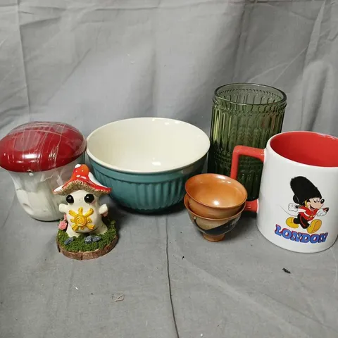APPROXIMATELY 10 ASSORTED FRAGILE HOUSEHOLD ITEMS TO INCLUDE MUGS, MUSHROOM DECOR, SMALL BOWLS, ETC - COLLECTION ONLY