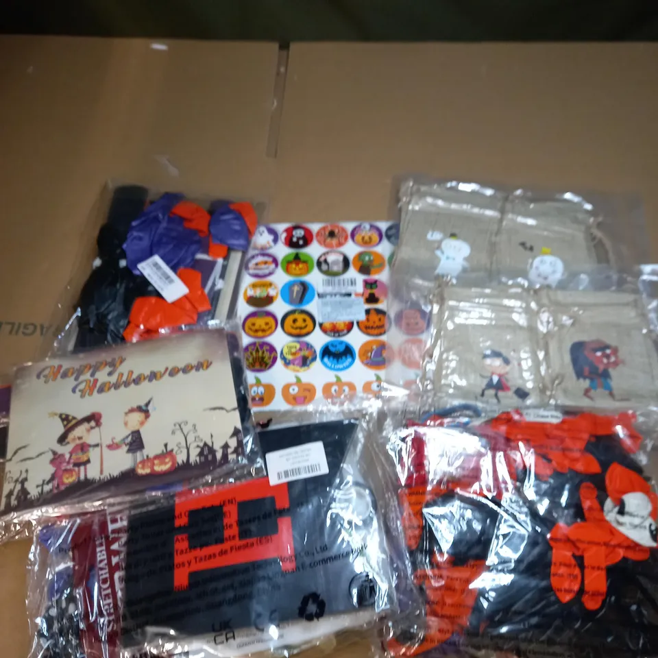 BOX OF APPROXIMATELY 20 ASSORTED HALLOWEEN THEMED CELEBRATORY & PARTY ITEMS TO INCLUDE TRICK OR TREAT BAGS, BALLOONS, DECORATIONS ETC