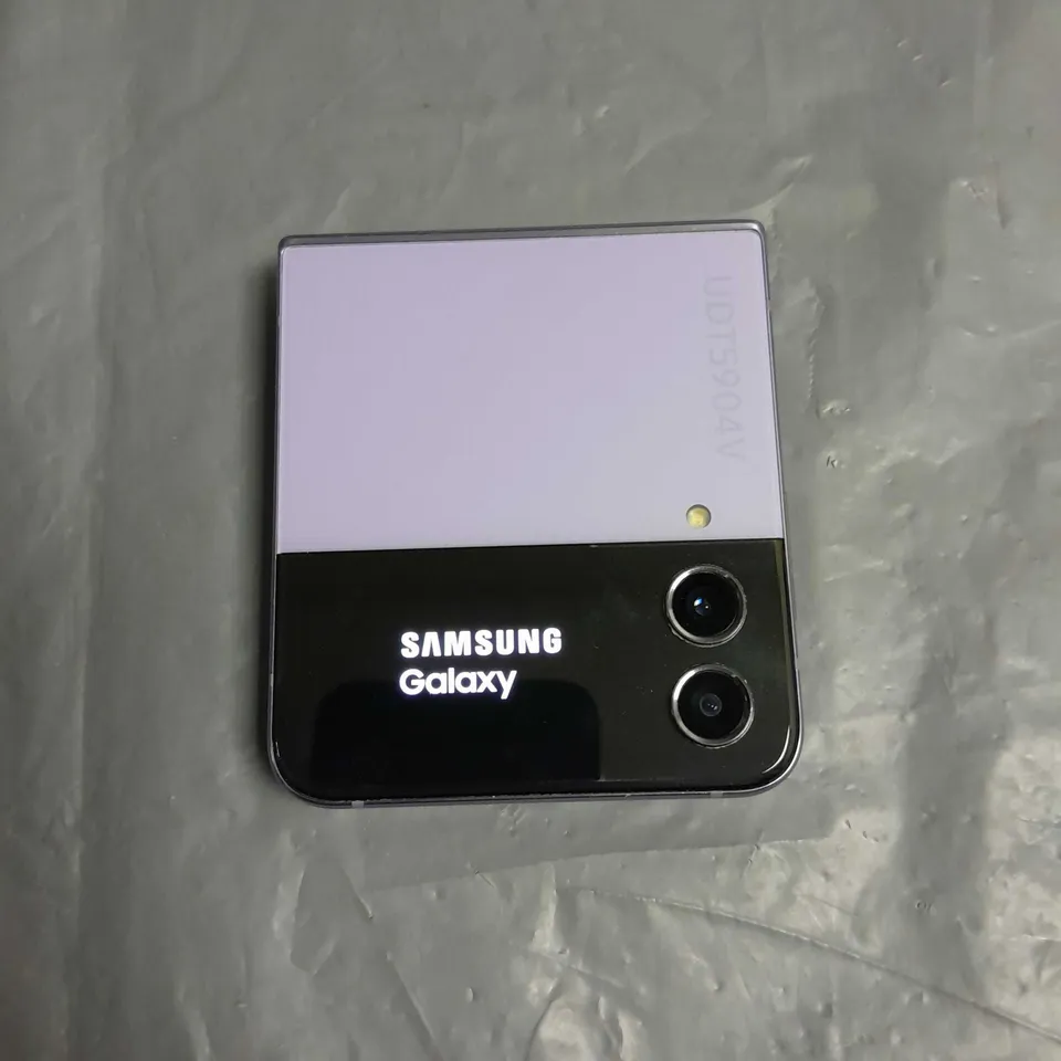 SAMSUNG GALAXY Z FLIP 4 IN PURPLE 