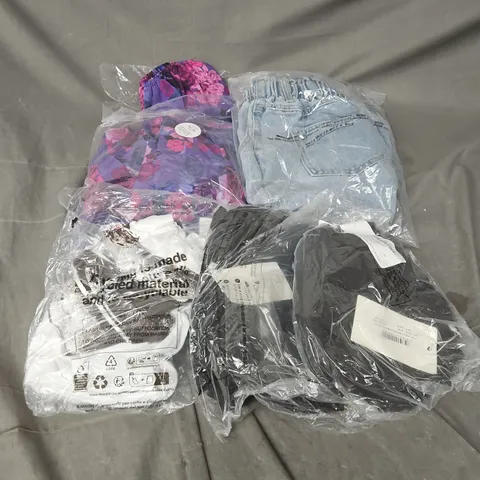APPROXIMATELY 20 ASSORTED CLOTHING ITEMS IN VARIOUS STYLES AND SIZES 