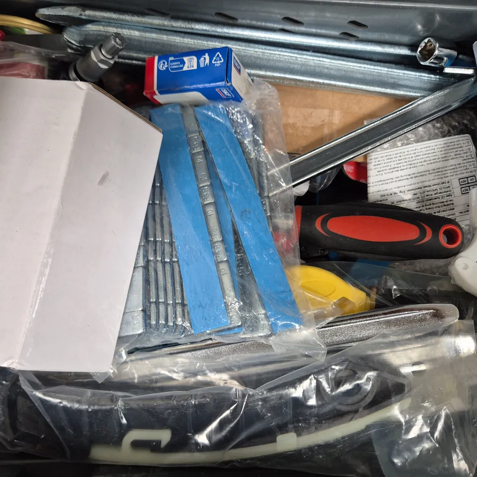 APPROXIMATELY 10 ASSORTED VEHICLE PARTS AND ACCESSORIES TO INCLUDE CAR BLUETOOTH AUDIO RECEIVER, MPL MOLY GREASE, ETC - COLLECTION ONLY