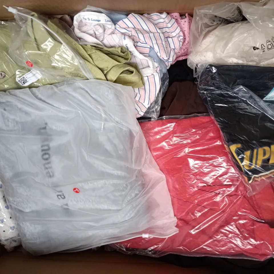 APPROXIMATELY 30 ASSORTED CLOTHING ITEMS IN VARIOUS SIZES, STYLES & COLOURS TO INCLUDE BRANDS SUCH AS DC STUDIOS, PRIMARK, ASOS, ETC - COLLECTION ONLY