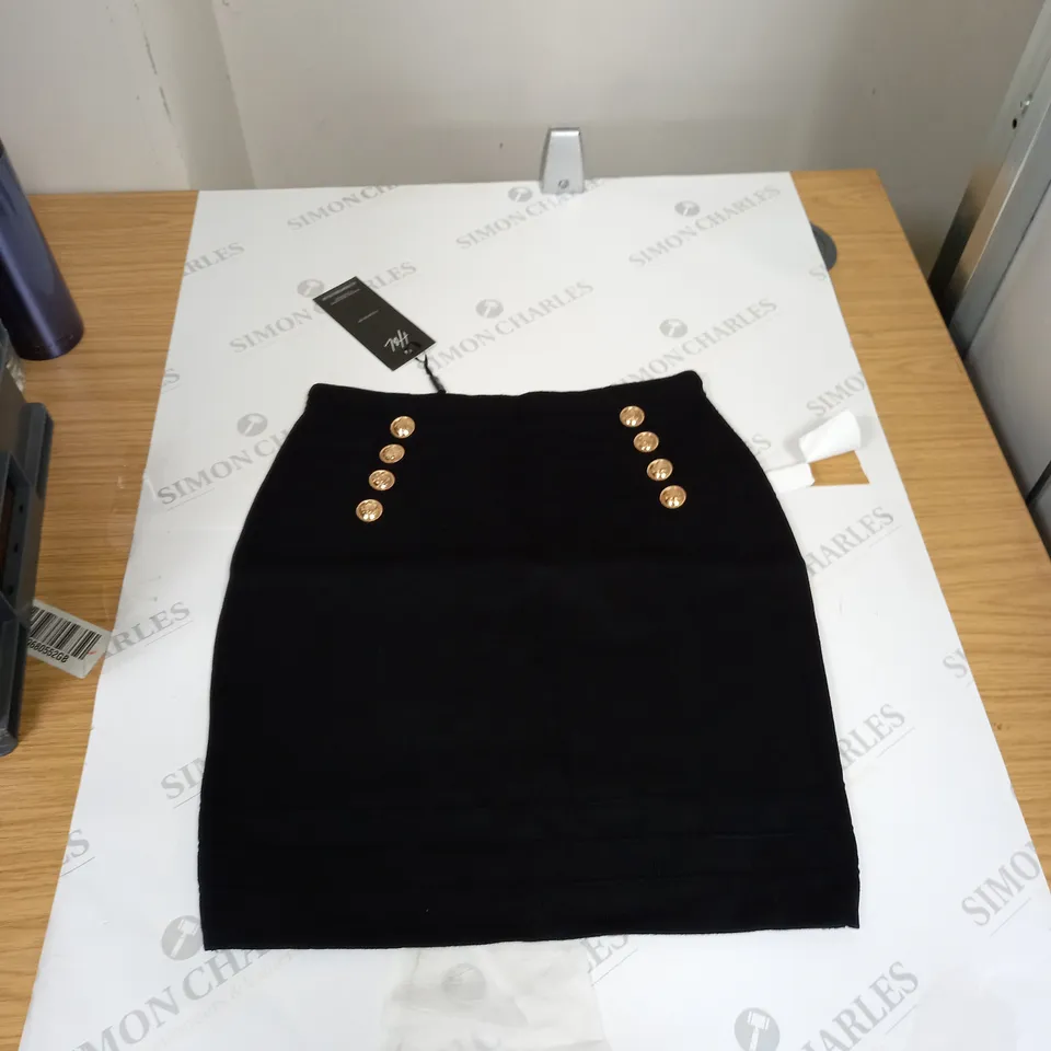 BOX OF ASSORTED CLOTHING ITEMS TO INCLUDE SKIRTS, DRESSES, JUMPERS ETC