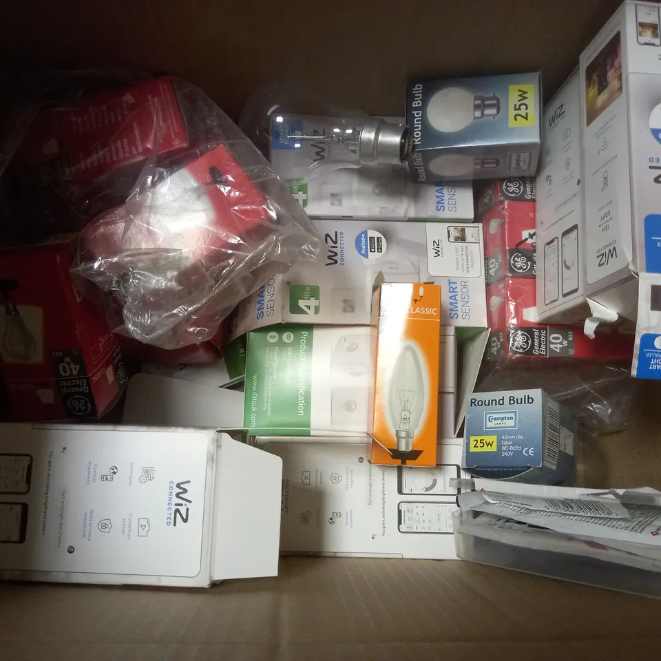 MEDIUM BOX OF SMALL AND LARGE LIGHTBULBS 