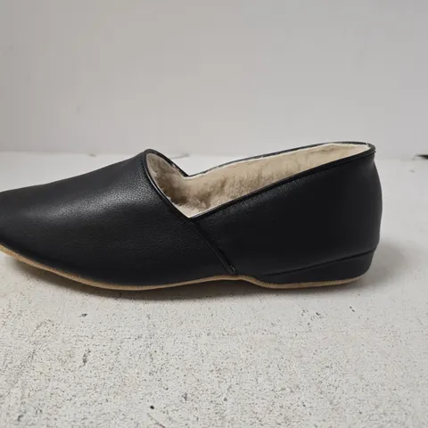 DRAPER OF GLASTONBURY LEATHER SLIPPERS – BLACK, UK 9