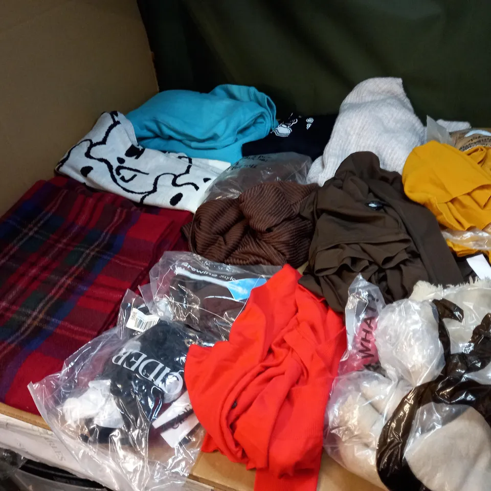 LOT OF APPROX 20 ASSORTED CLOTHING ITEMS TO INCLUDE JUMPERS, JEANS AND T-SHIRTS