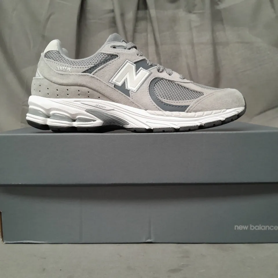 BOXED PAIR OF NEW BALANCE 2002R RUNNING TRAINERS IN GREY/WHITE UK SIZE 6