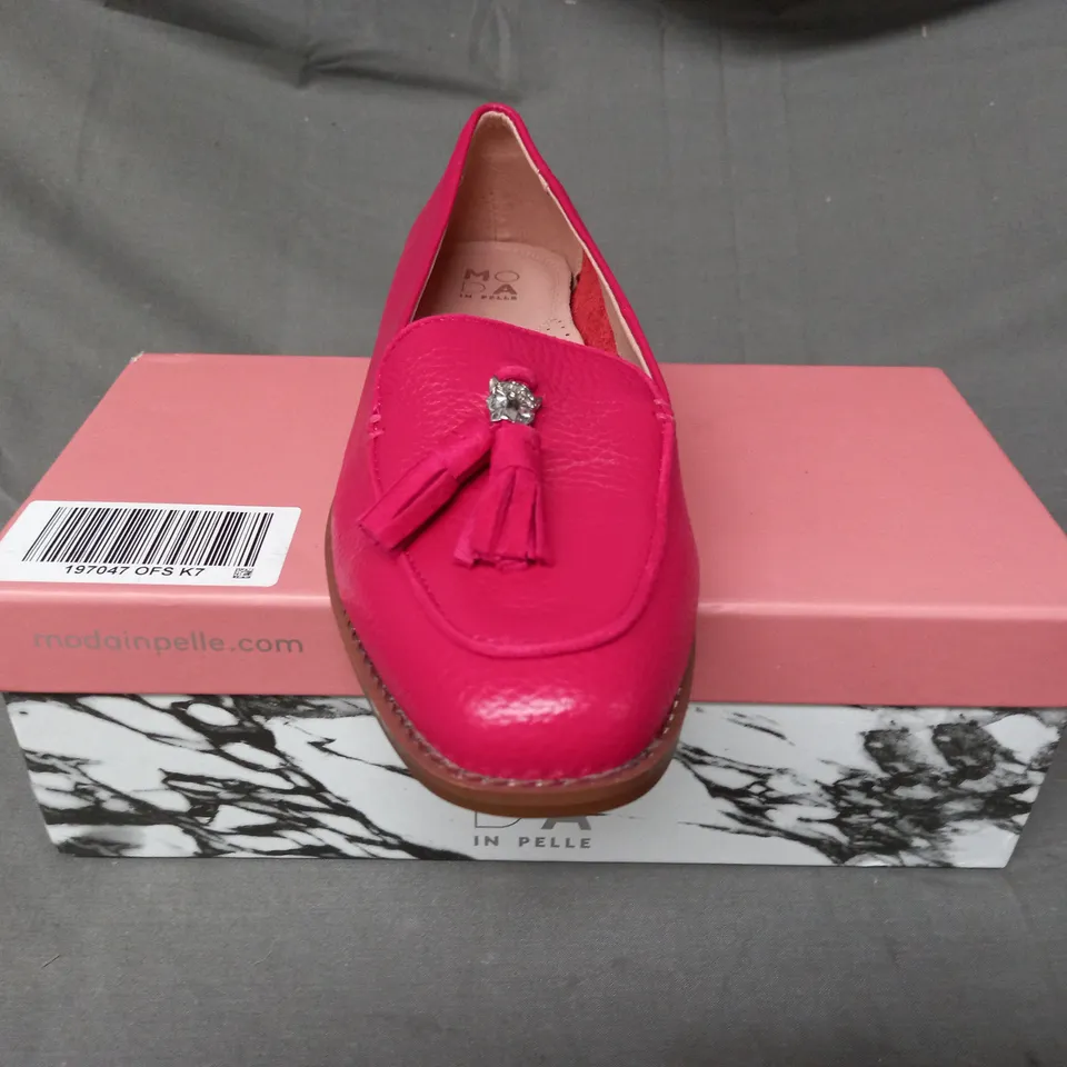 BOXED PAIR OF MODA IN PELLE EMMAROSE TASSEL TRIM LOAFERS IN RASPBERRY EU SIZE 40