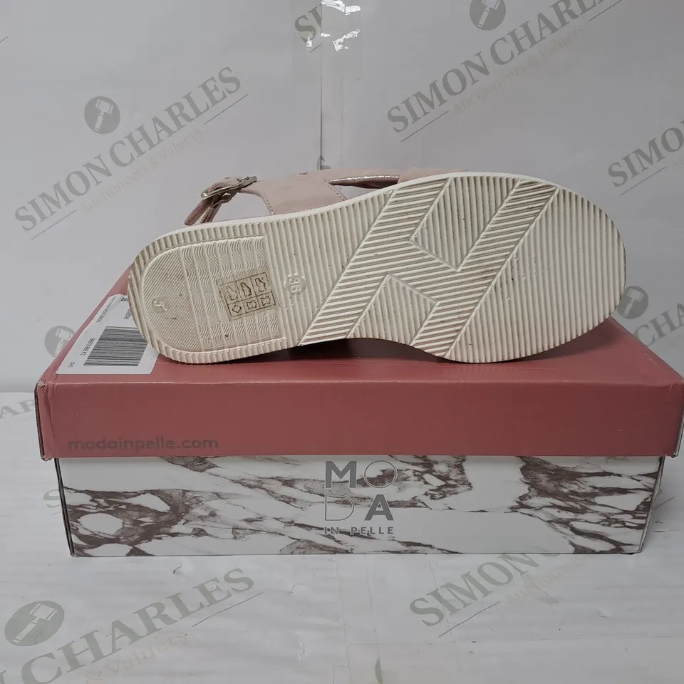 BOXED PAIR OF MODA IN PELLE OLANNA SANDALS IN ROSE GOLD METALLIC SIZE 3