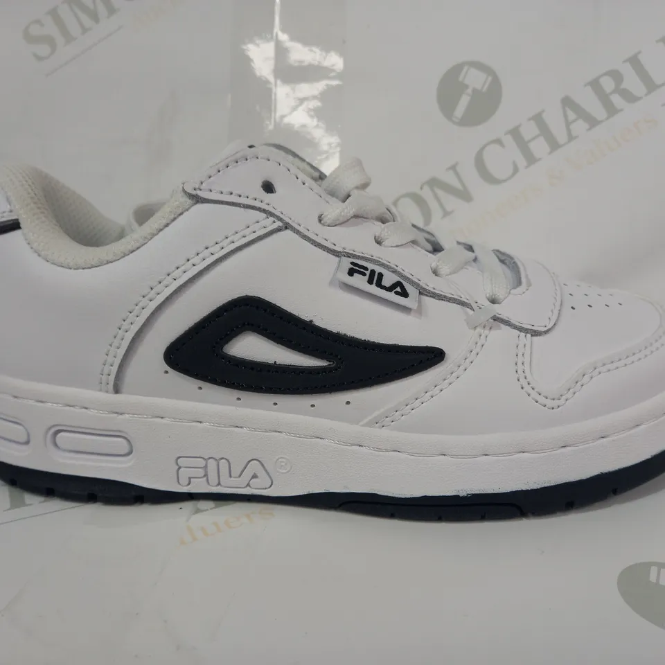 BOXED PAIR OF FILA KIDS TRAINERS IN WHITE/BLACK UK SIZE 13