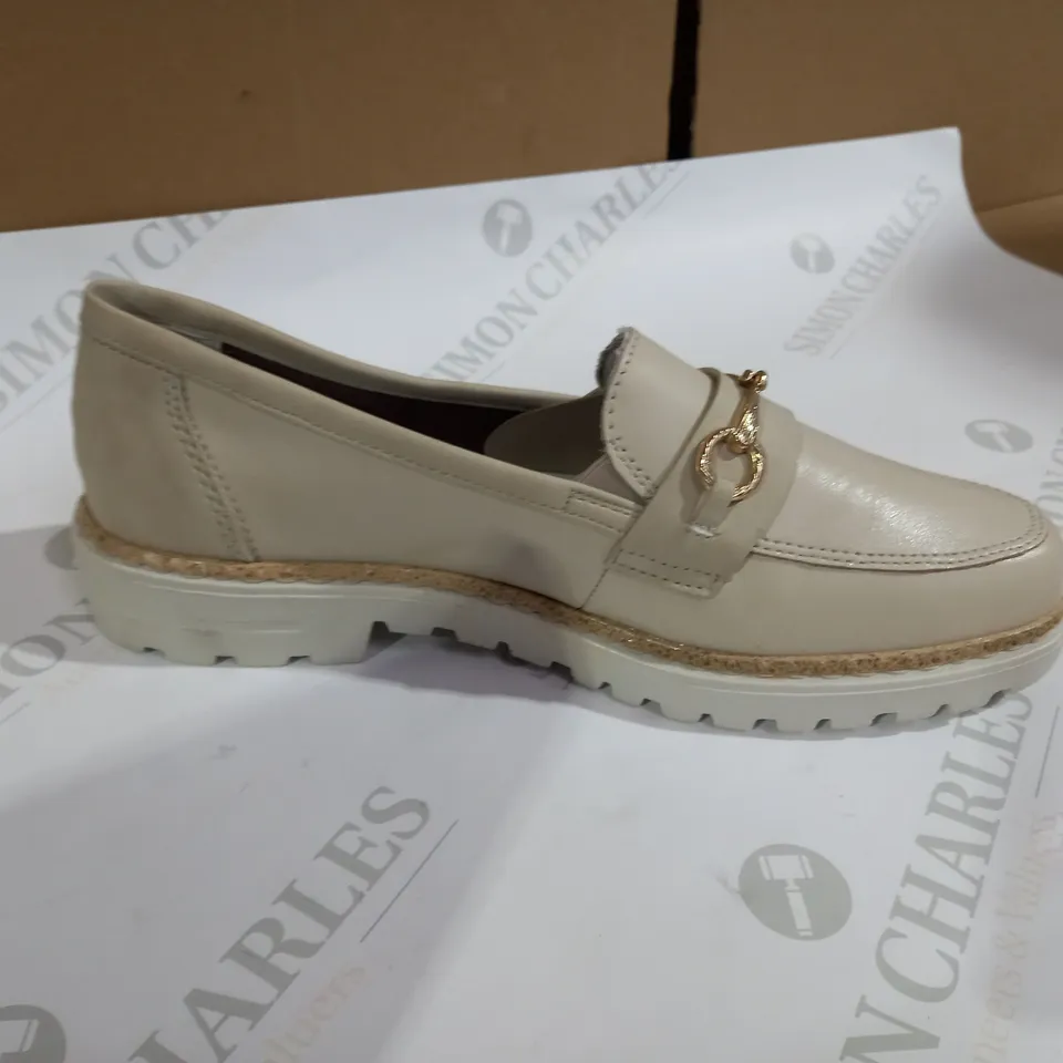 RIEKER BEIGE LOAFERS SIZE 6.5