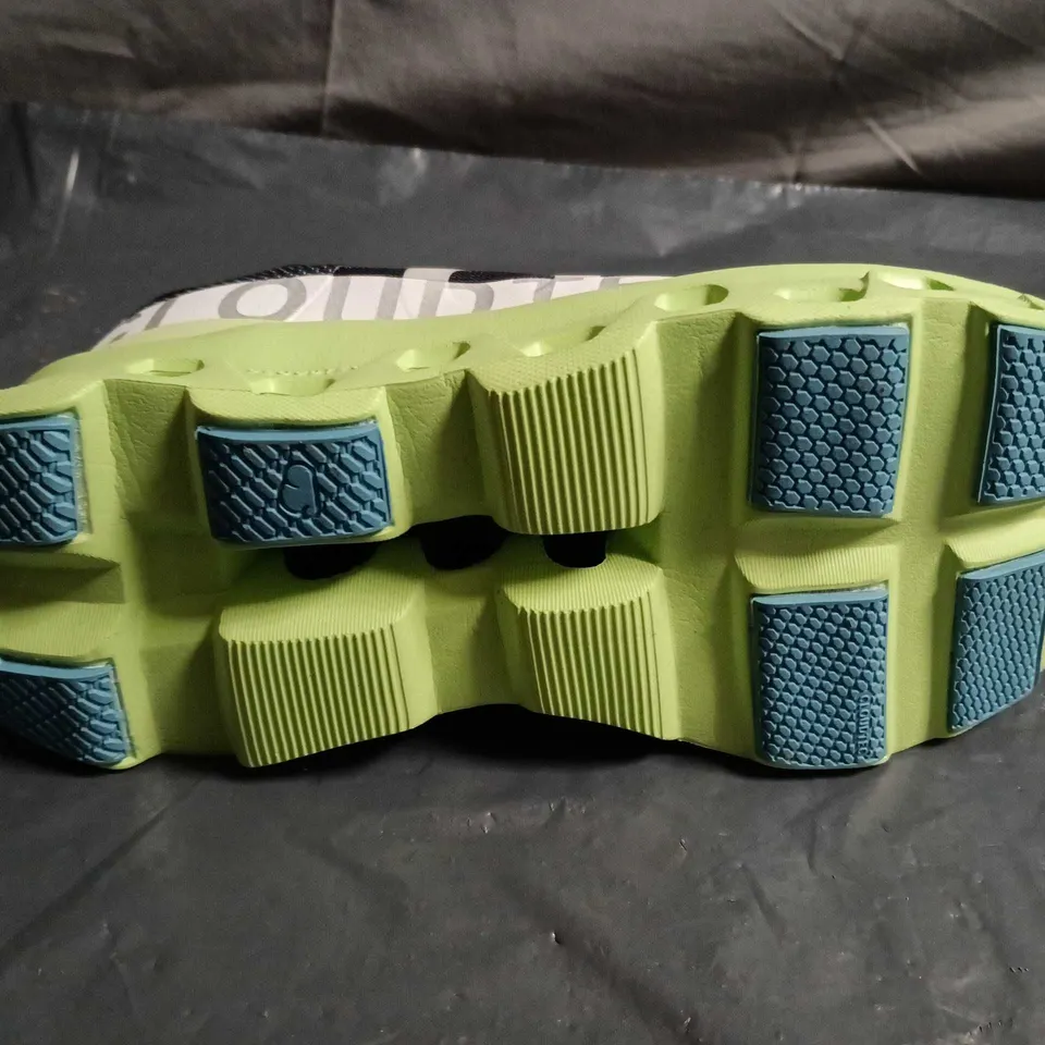 UNBOXED PAIR OF ON CLOUD RUNNING TRAINERS - UK SIZE 6