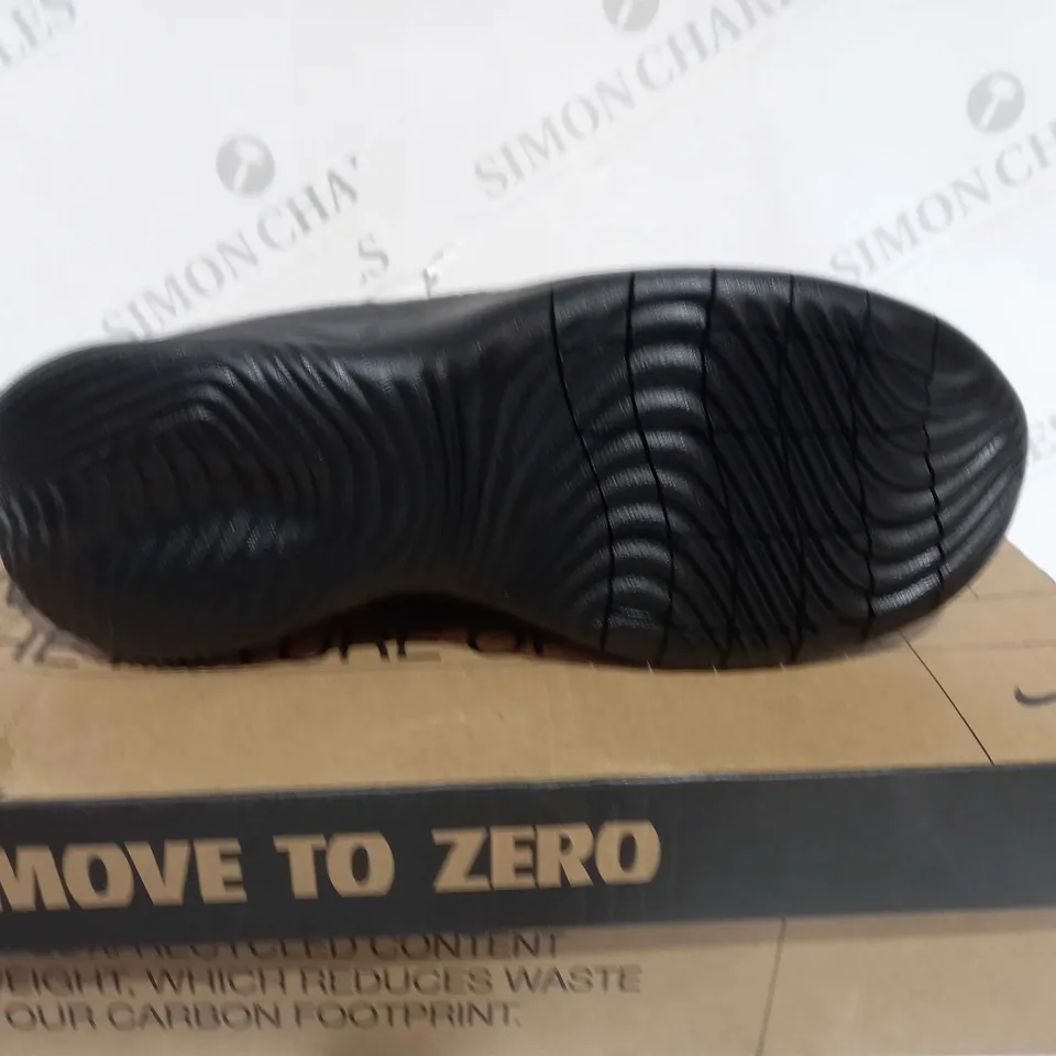 BOXED NIKE FLEX EXPERIENCE SHOE - UK SIZE 5