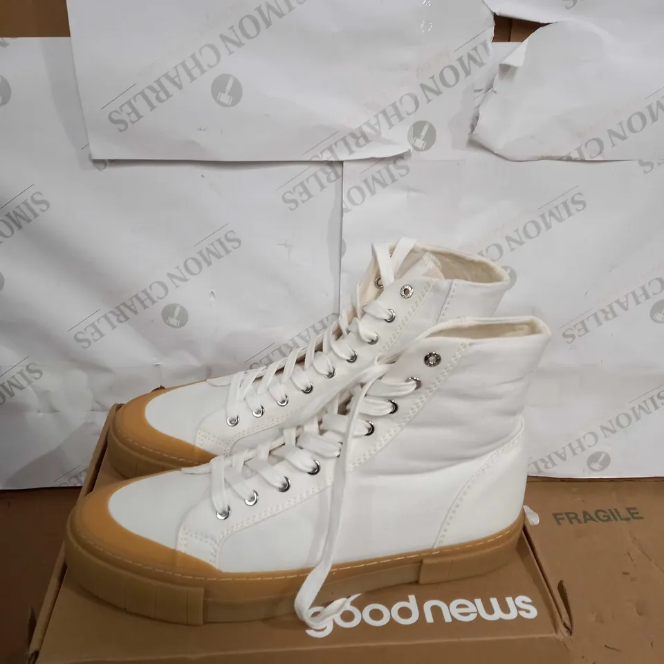BOXED PAIR OF HIGH TOP CHUNKY SHOE SIZE 11