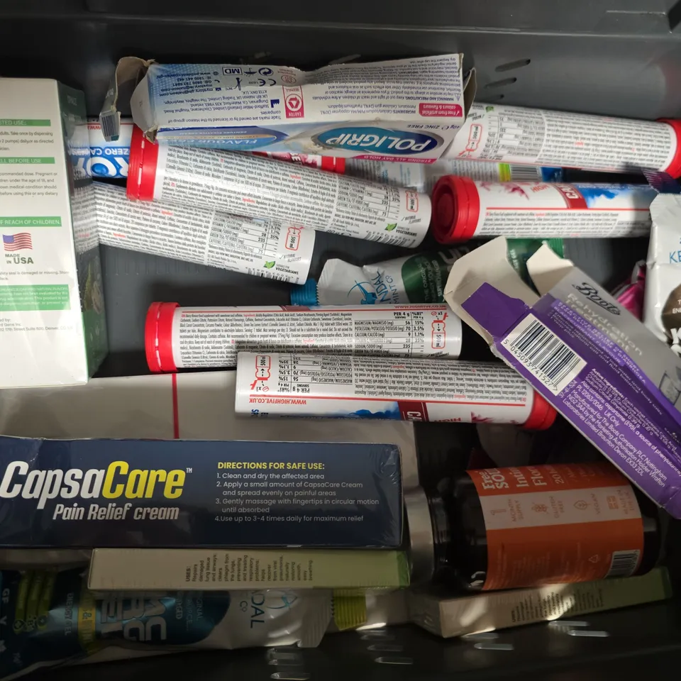 APPROXIMATELY 15 ASSORTED VITAMIN/HEALTH AID PRODUCTS TO INCLUDE ZENII FUSION, BETTERVITS GLUCOSAMINE, GLYCONE MAX EXTRACT, ETC - COLLECTION ONLY