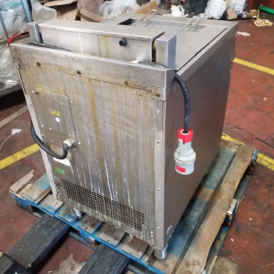 FALCON DOMINATOR PLUS E3860 TWIN BASKET FRYER