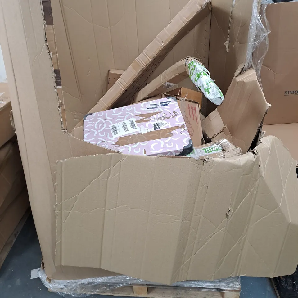 PALLET CONTAINING APPROXIMATELY 15 ASSORTED DAMAGED HOUSEHOLD ITEMS TO INCLUDE RECTANGULAR MIRROR, DIGITAL MICROWAVE AND JEWELLERY BOX