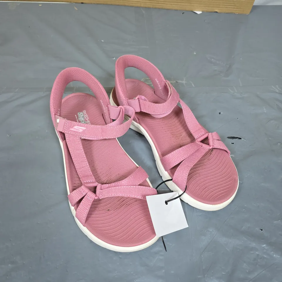 BOX OF APPROXIMATELY 5 HOUSEHOLD ITEMS TO INCLUDE SHOES, SOLAR JAR LIGHT LID ONLY AND BARBECUE TOOLS
