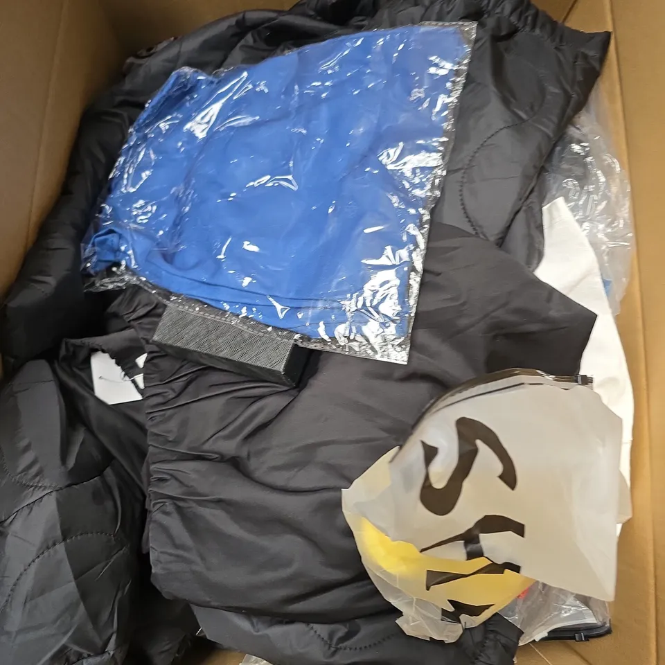 APPROX 20 ASSORTED CLOTHING ITEMS TO INCLUDE T-SHIRTS, DRESSES, SHORTS ETC