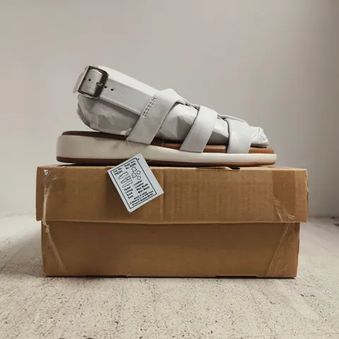 BOXED PAIR OF HEAVENLY SOLES BY JD WILLIAMS OPEN TOE SANDALS IN WHITE SIZE UK 6