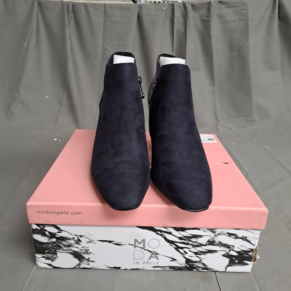BOXED MODA IN PELLE KATRIONA SWOOSH HEEL BOOT NAVY BLUE SIZE 6