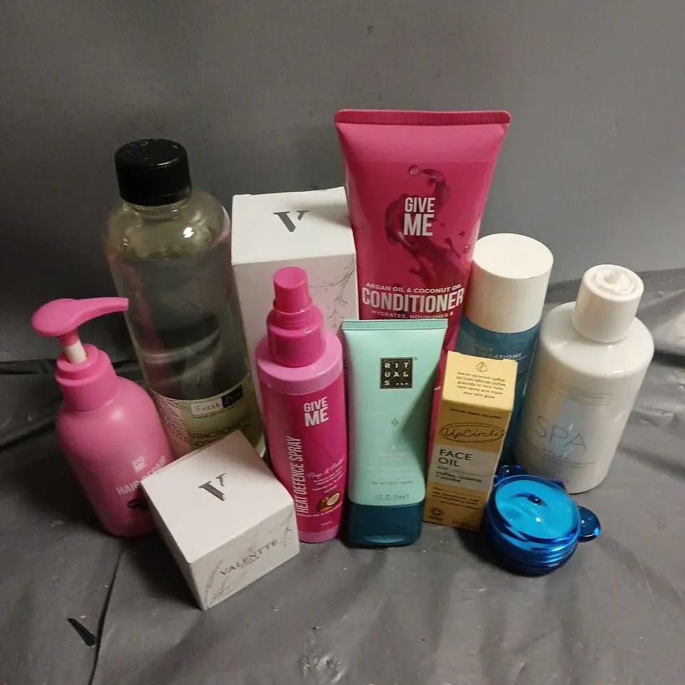 APPROXIMATELY 20 ASSORTED COSMETIC PRODUCTS INCLUDE - UPCIRCLE FACE OIL - ELF MAKEUP REMOVER - RITUALS HAND LOTION - ETC