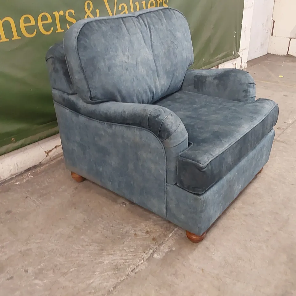 QUALITY DESIGNER VELVET UPHOLSTERED ARMCHAIR 